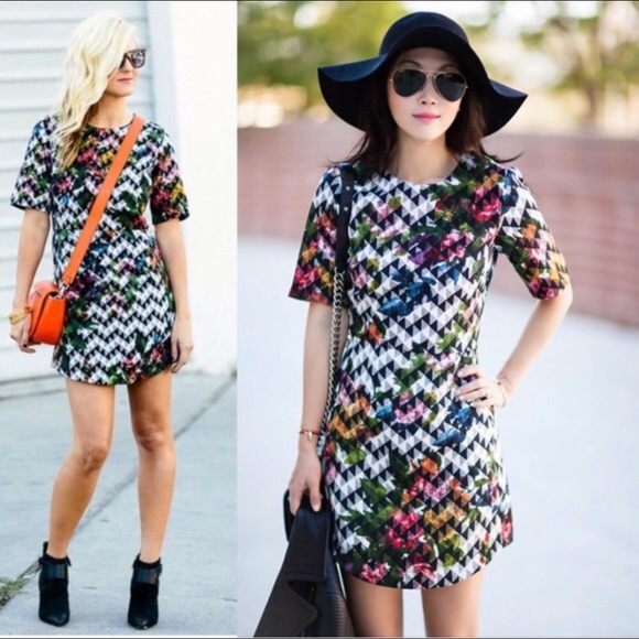 Topshop Dresses & Skirts - Topshop Dress Blurred Jacquard Aline Short Sleeved Mini Size 8